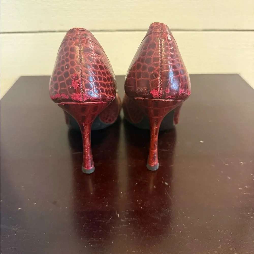 ♥️BCBGirls Embossed Burgundy Heels | Pointed Toe Buckle Pumps | Size 5.5